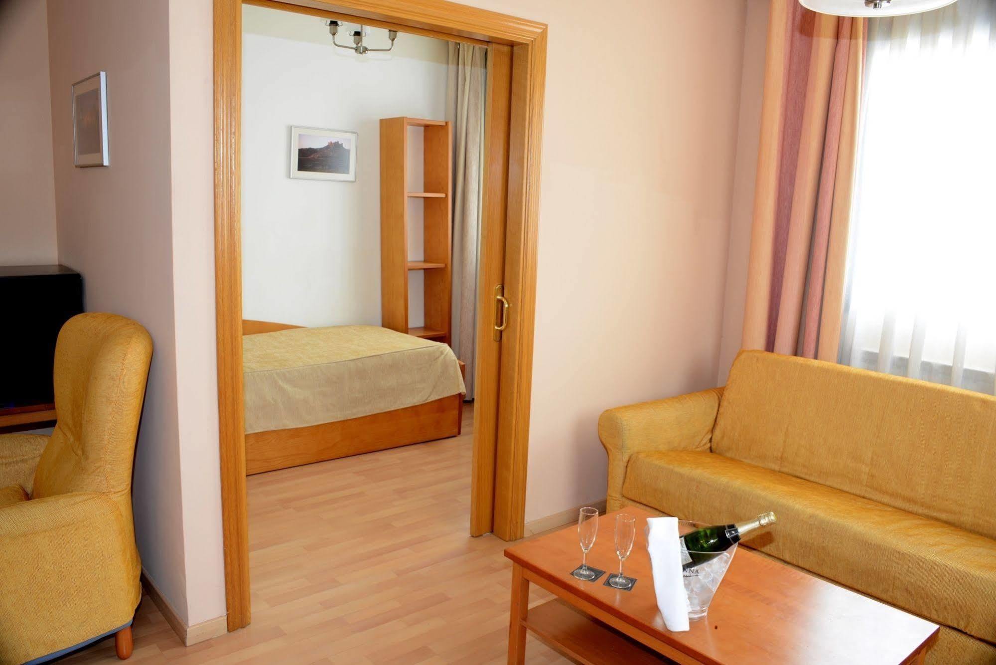Aparthotel Sercotel 韦斯卡 外观 照片